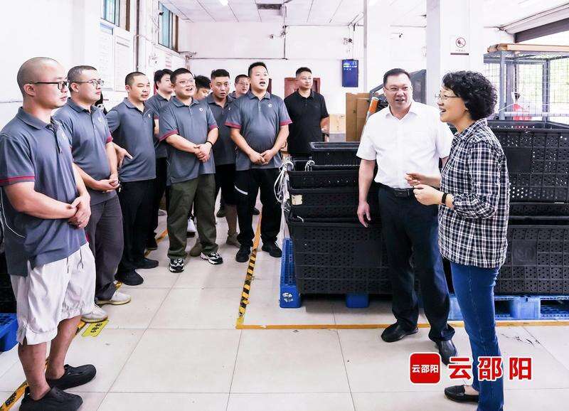 程蓓走访慰问坚守在高温一线的劳动者