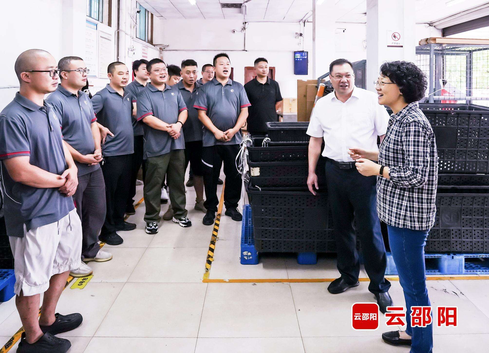 程蓓走访慰问坚守在高温一线的劳动者