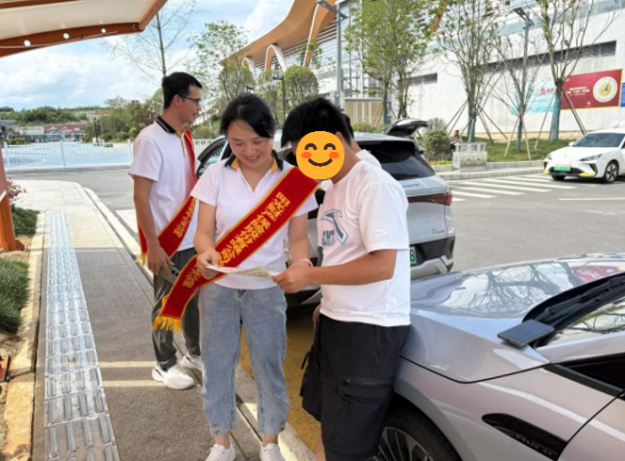 (贵州黔西南中支志愿者在候客区向等候接单的司机讲解保障知识) 配图10