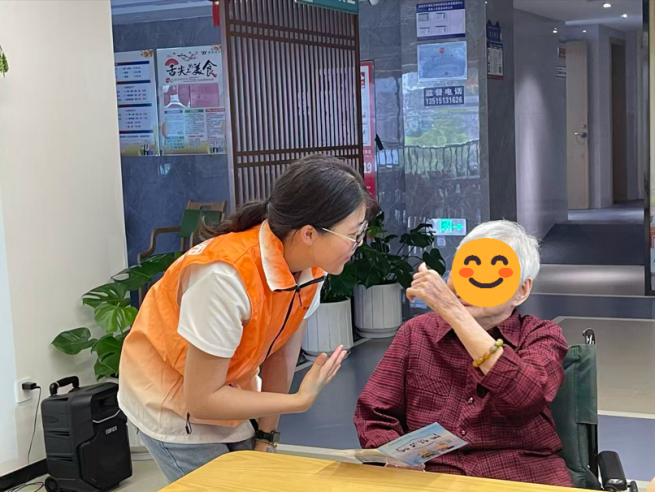 (江苏盐城中支志愿者在老年服务中心为老人讲解防骗知识) 配图4