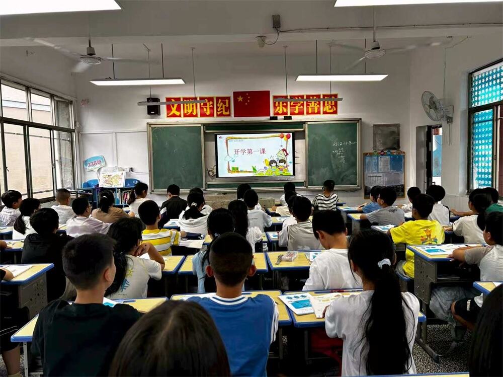 隆回县东方红小学：讲台上砸碎生鸡蛋？这堂“不按套路出牌”的安全课太硬核了！