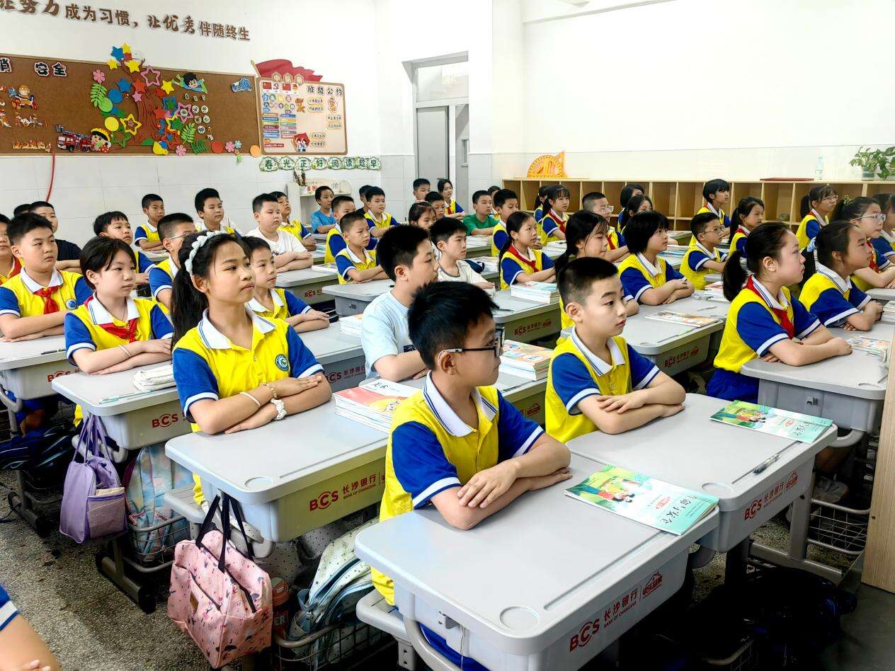洞口县文昌二小组织全体学生收看2026年秋季开学第一课