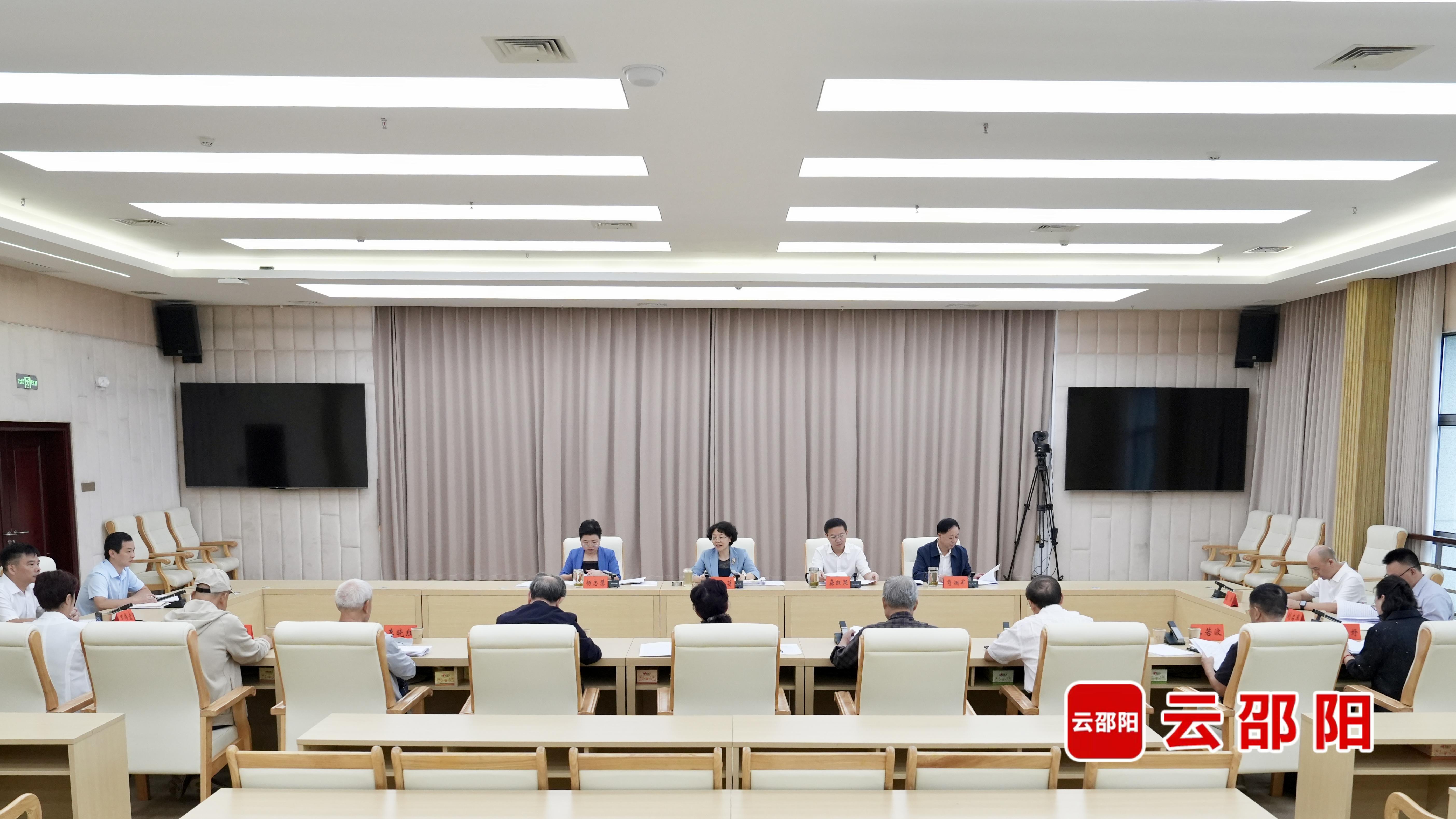 市委召开离退休干部座谈会 就第十三次党代会报告征求意见建议