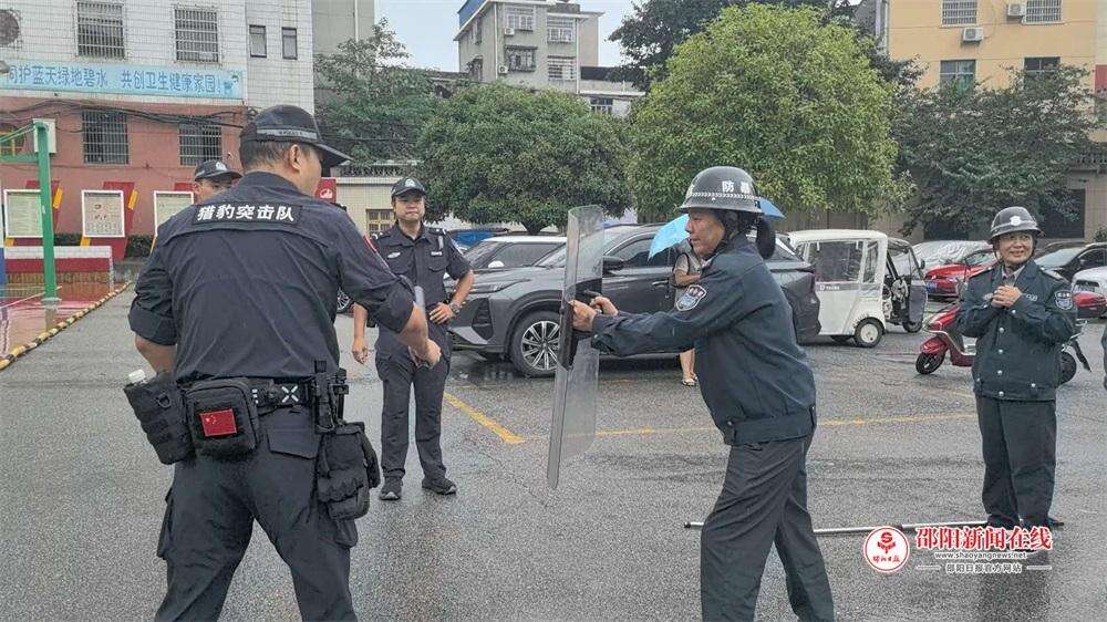 隆回县桃花坪街道东方红小学开展反恐防暴培训及应急演练活动