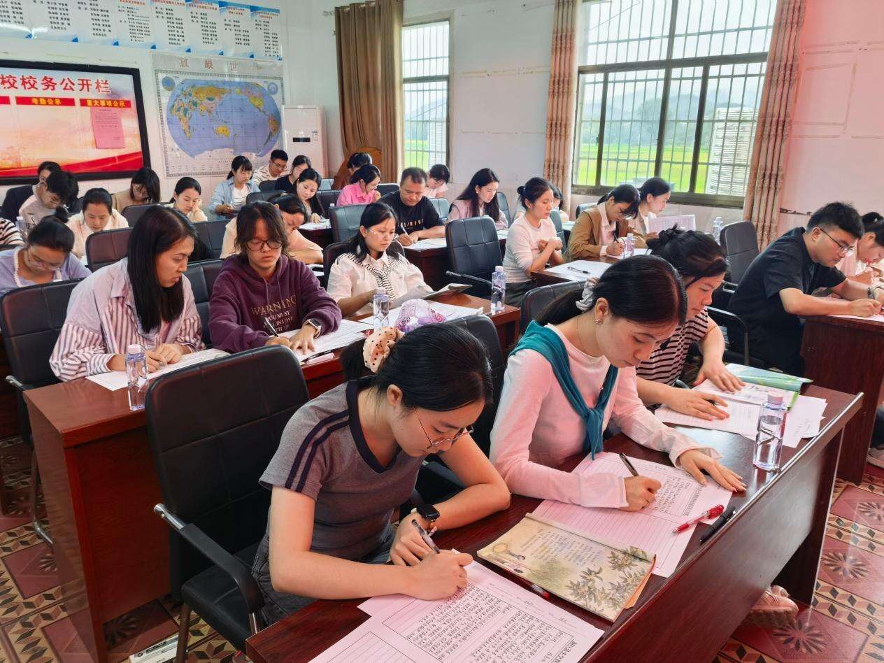 洞口县雪峰街道小学教师现场备课竞赛顺利举办