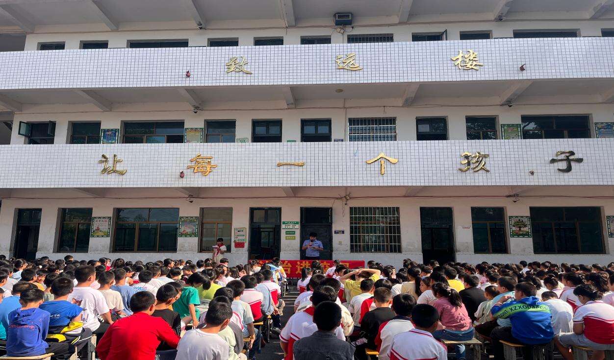 新宁县清江桥乡中心学校开展法治进校园活动