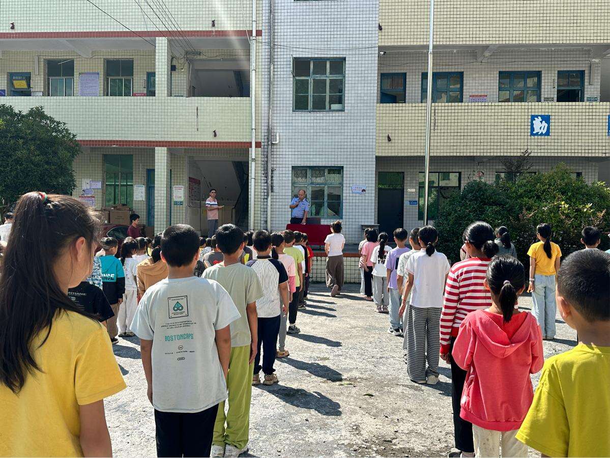 隆回县岩口镇梅塘完全小学“开学法治第一课”开讲