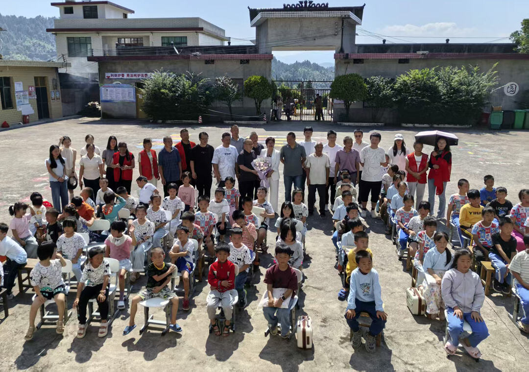 隆回县金石桥镇晓阳溪小学举行爱心校服捐赠仪式