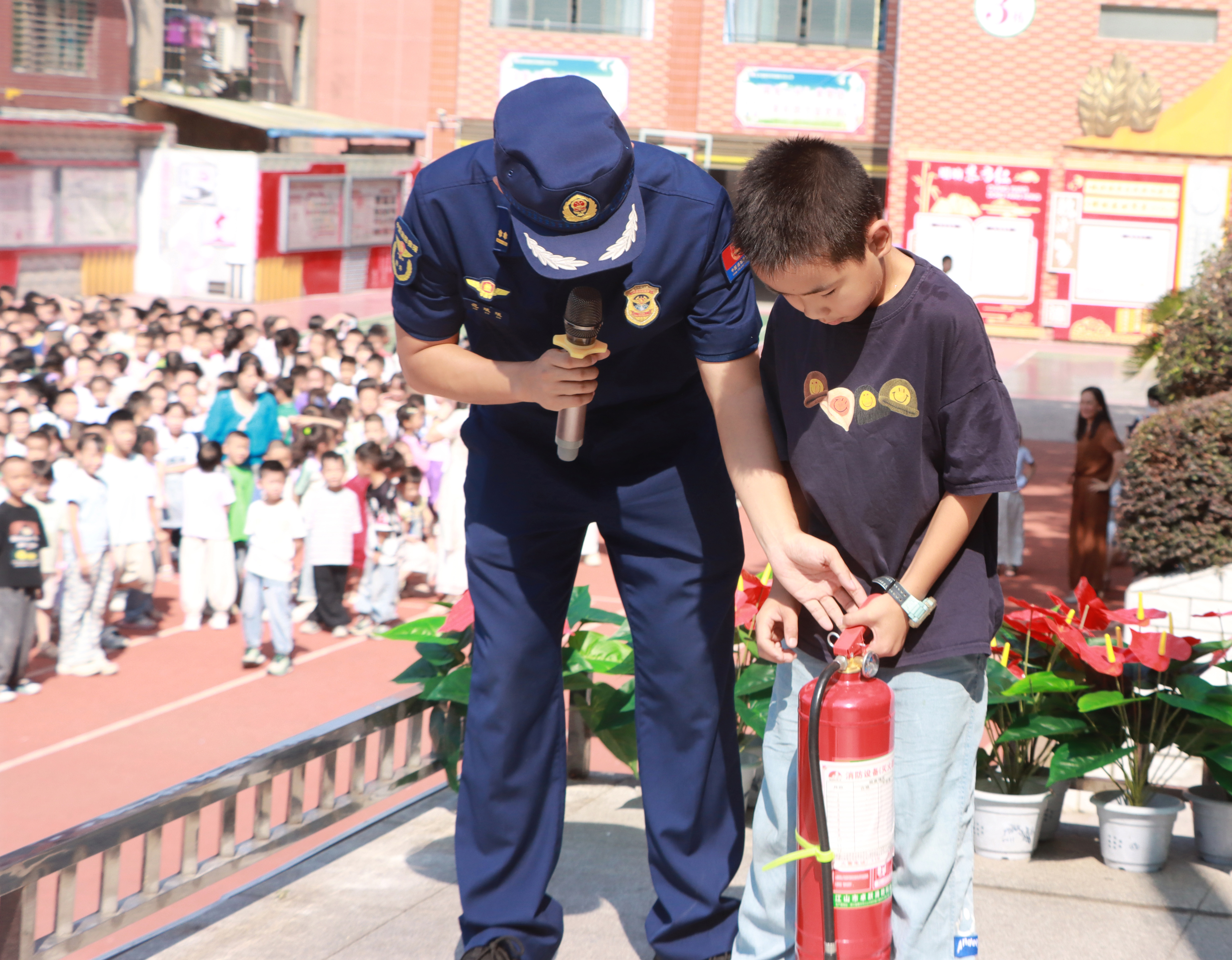 隆回县东方红小学开展消防应急疏散演练及安全科普活动