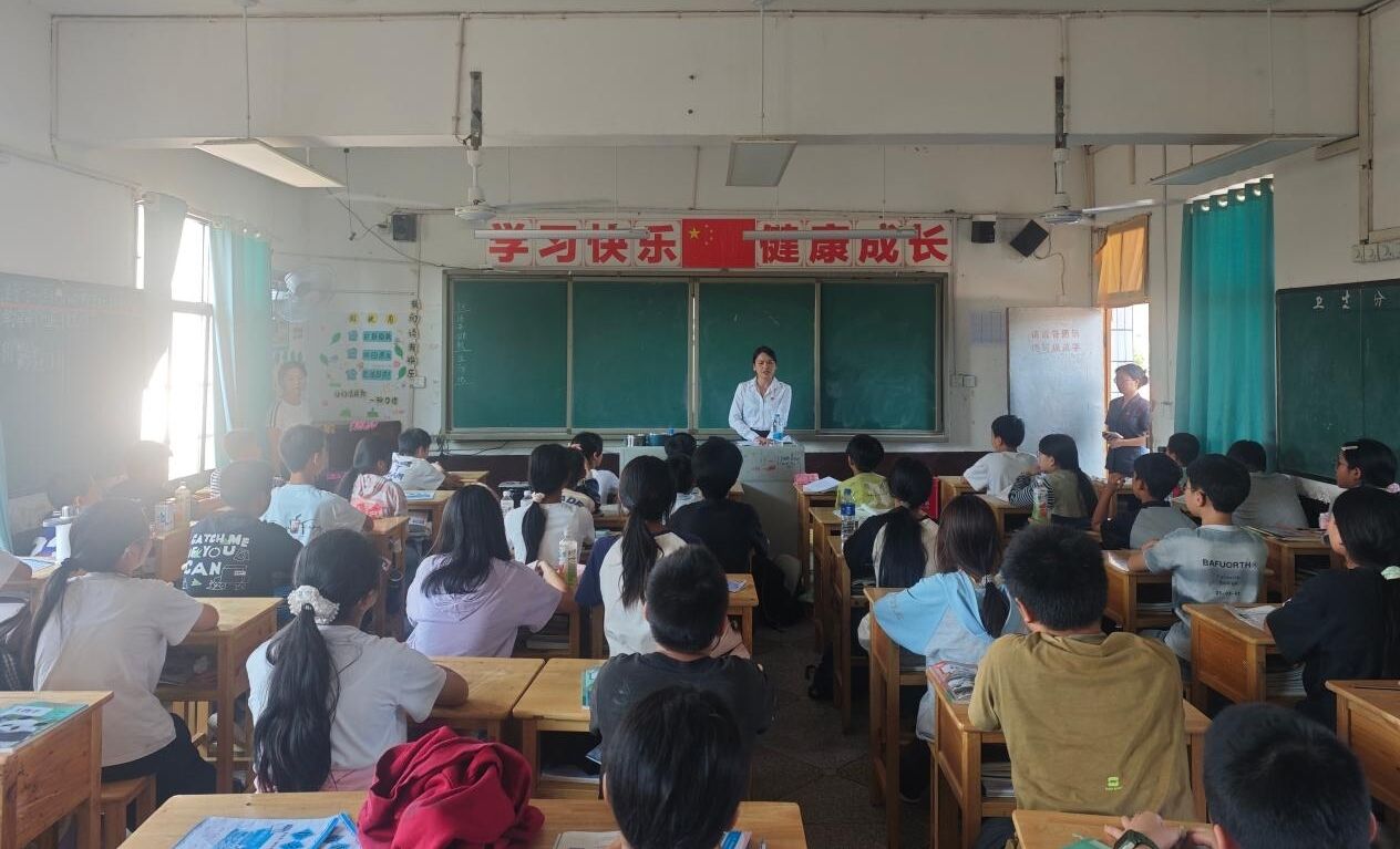 隆回县桃花坪街道雨山中学开展“利剑护蕾”专题宣讲