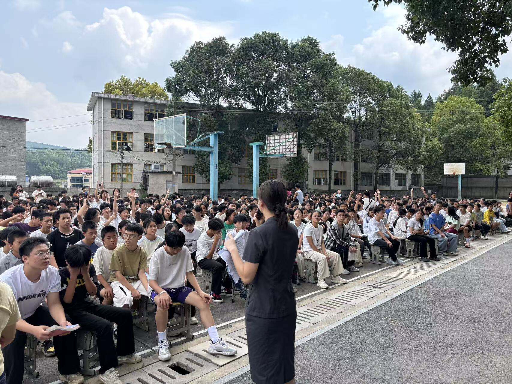 隆回县西洋江镇中心学校开展开学第一课法治讲座