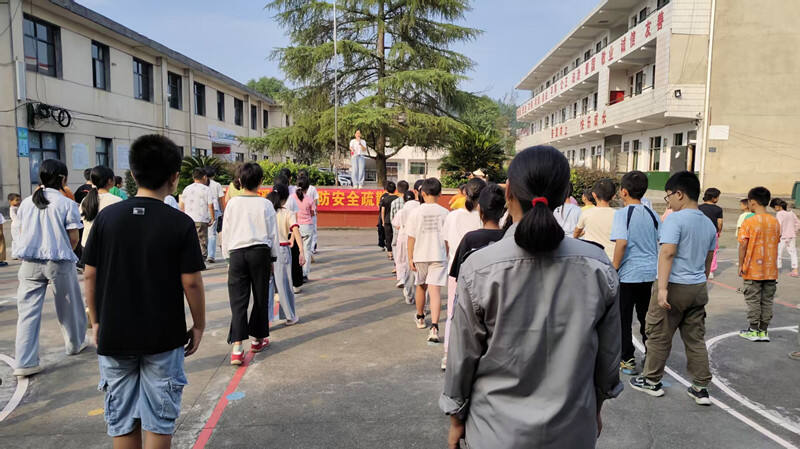 隆回县北山镇梅溪小学开展消防安全疏散演练活动