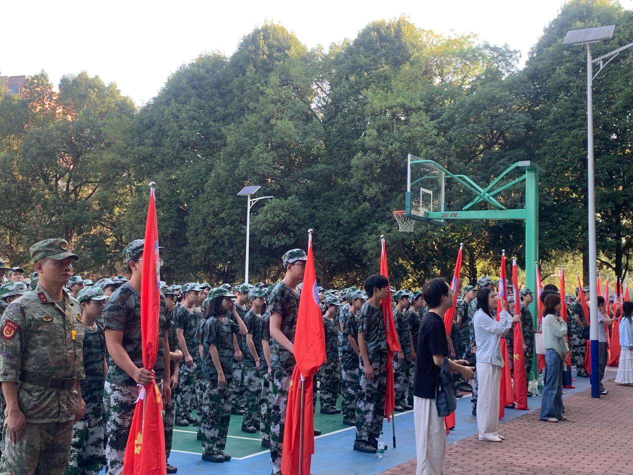 绥宁县第二中学举行2026年秋季高一新生军训开营仪式