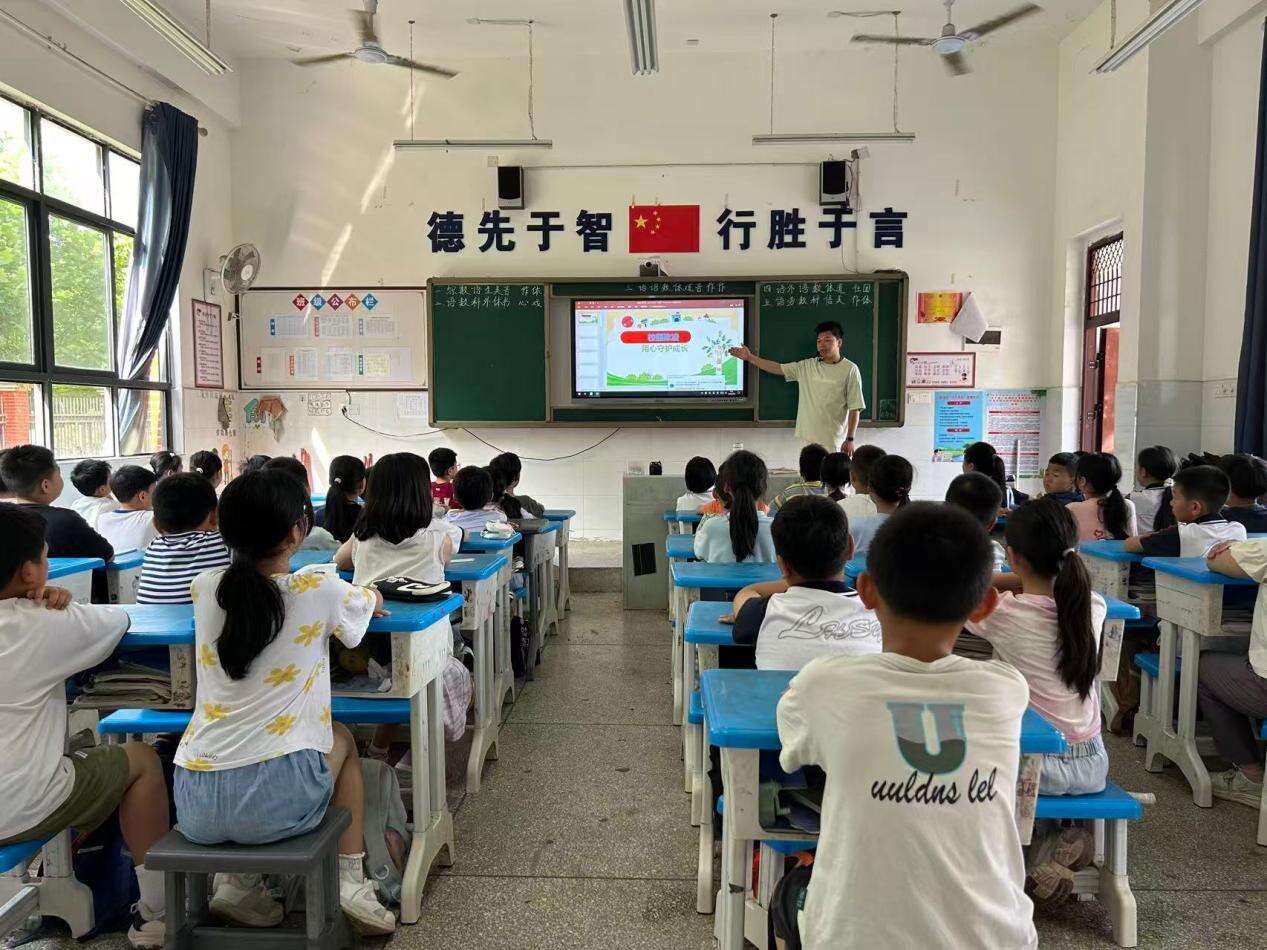 隆回县金石桥镇各校组织开展校园安全教育主题班会活动