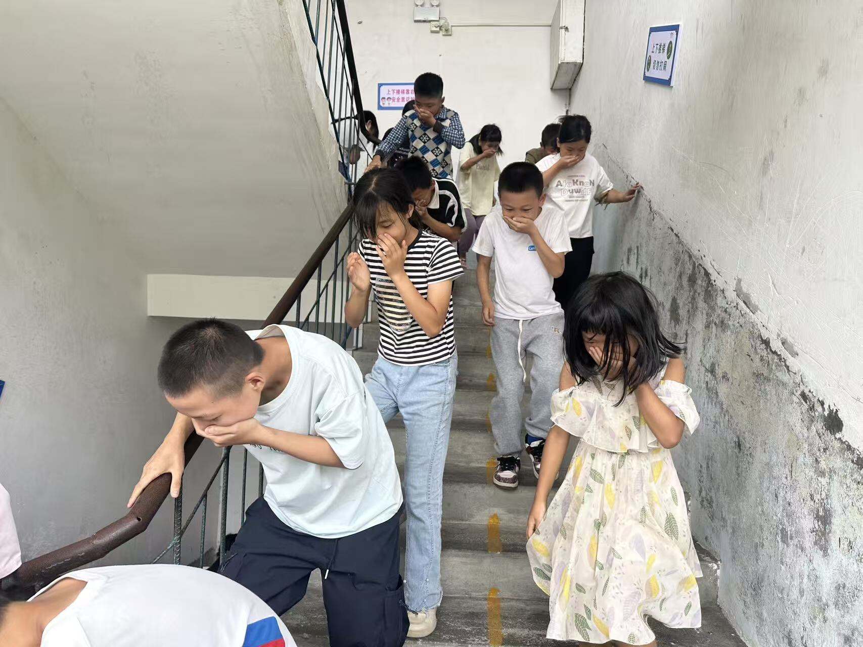 隆回县岩口镇梅塘完全小学开展消防疏散演练行动