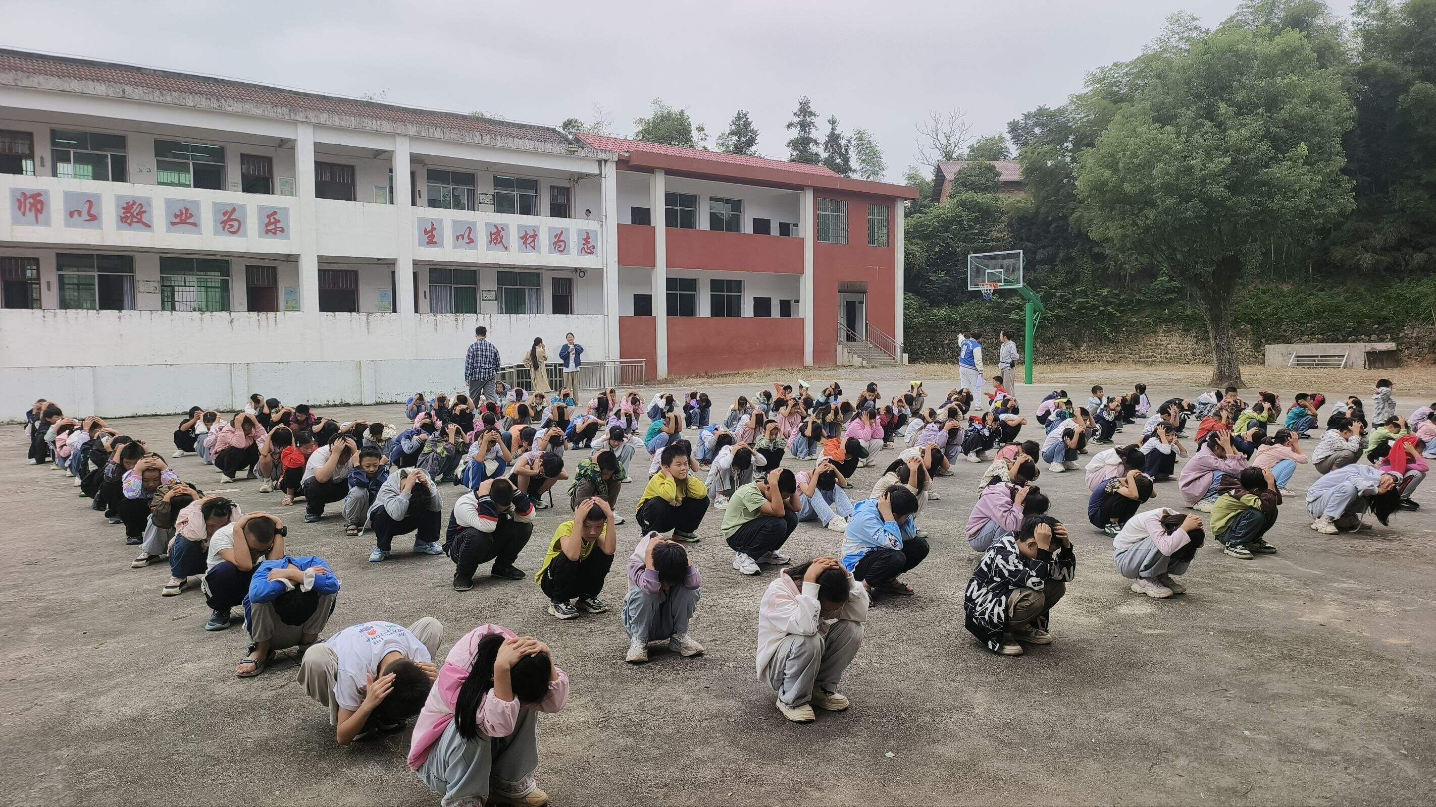 邵东市灵官殿镇公田小学开展2026年秋季防震减灾应急演练行动