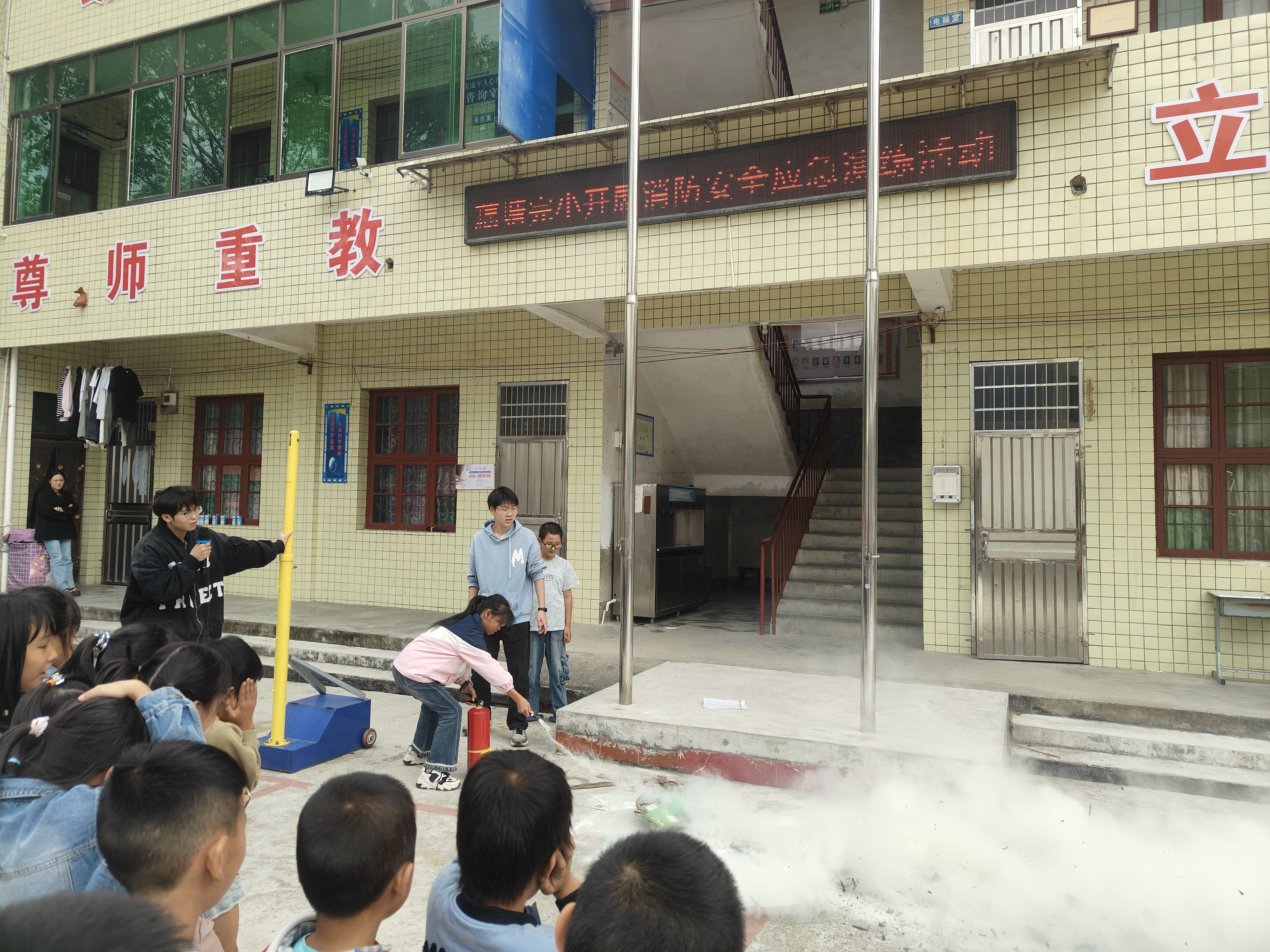 隆回县岩口镇藕塘完全小学开展消防安全应急疏散演练活动