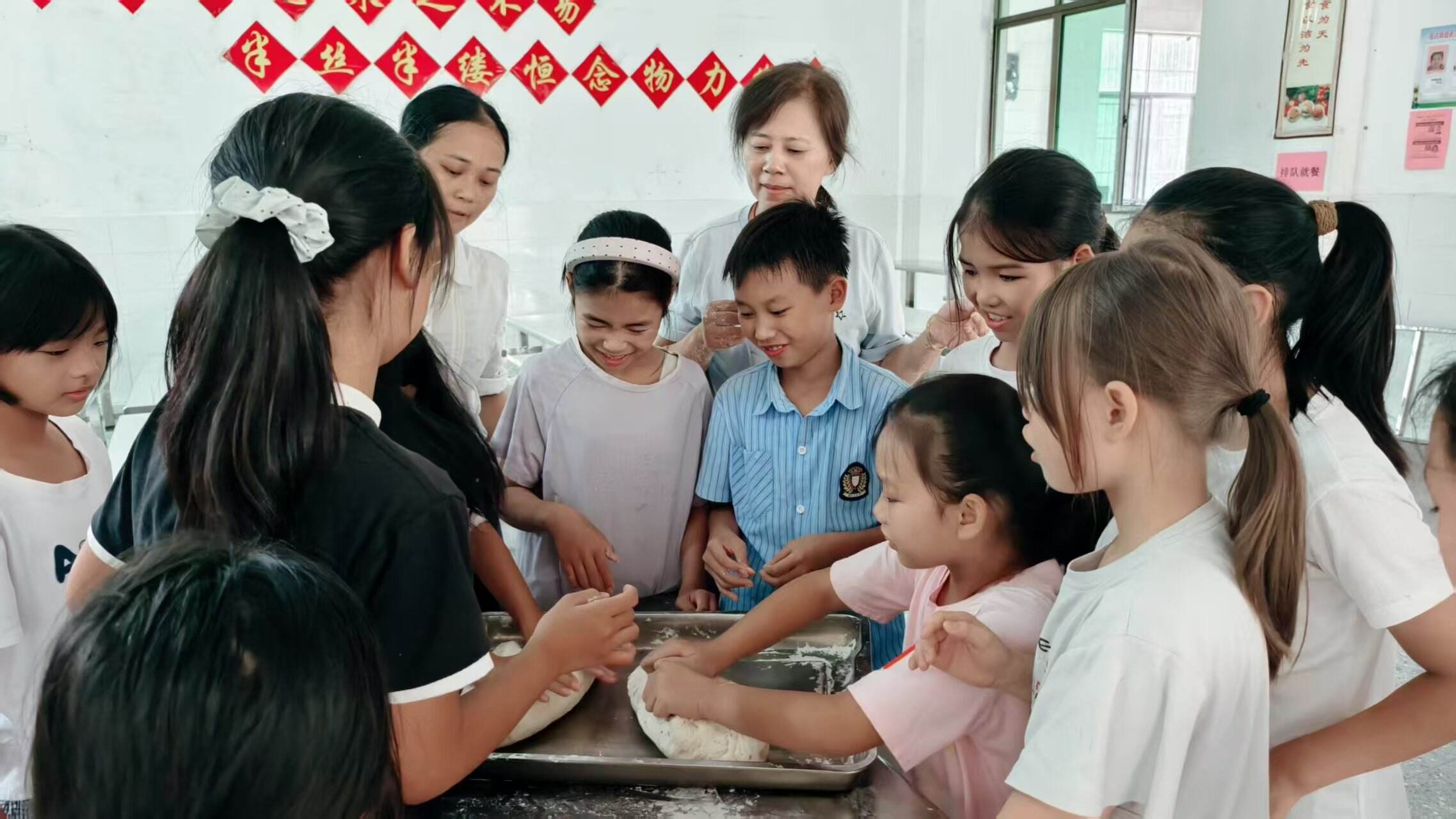 洞口县花古街道正龙小学开展桂花馒头制作体验活动
