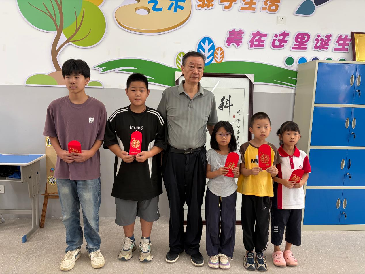 隆回县关工委与爱心人士走进芙蓉学校开展资助活动