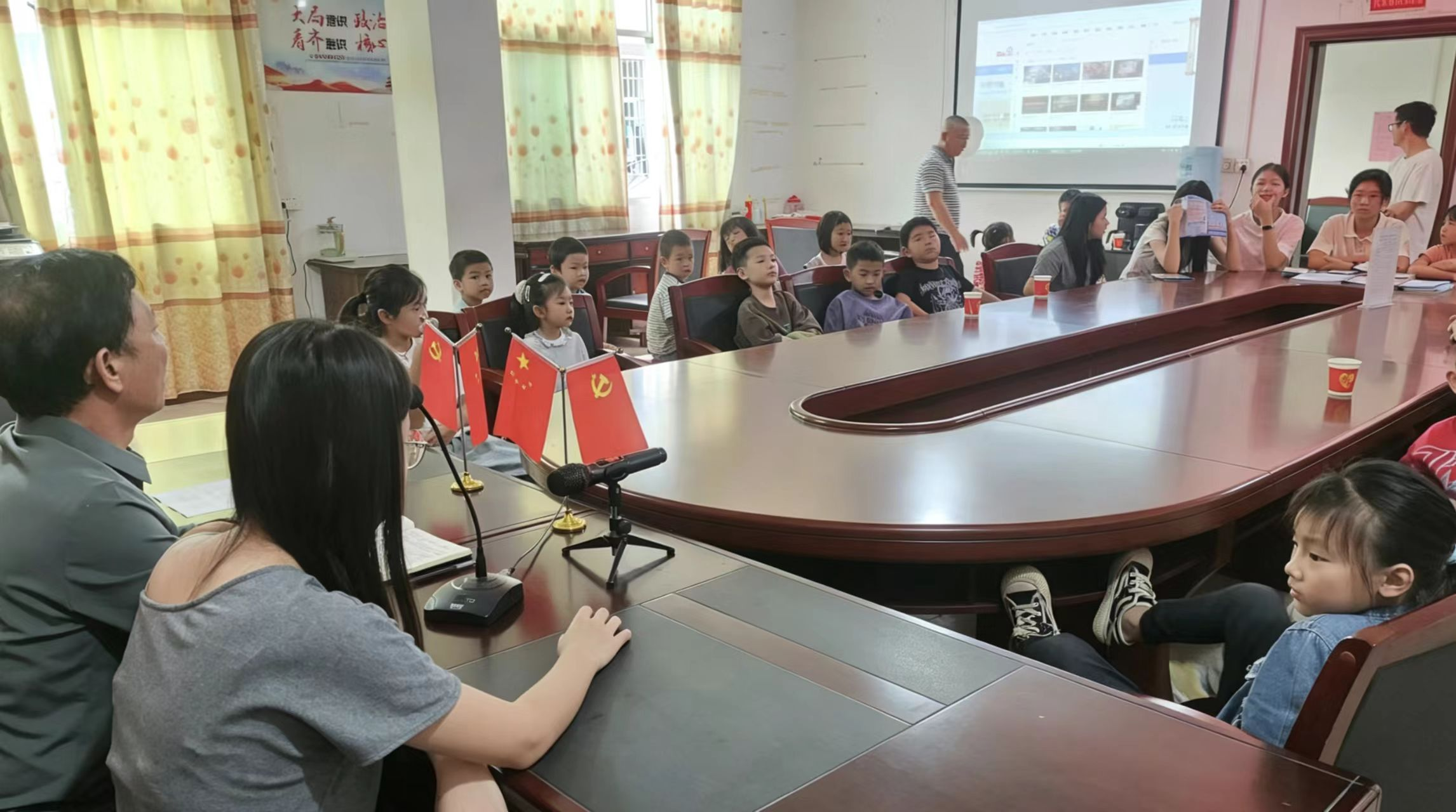邵东市堡面前乡：课堂“搬”进村，少年“启”新程！党群阵地“开学第一课”温润开讲