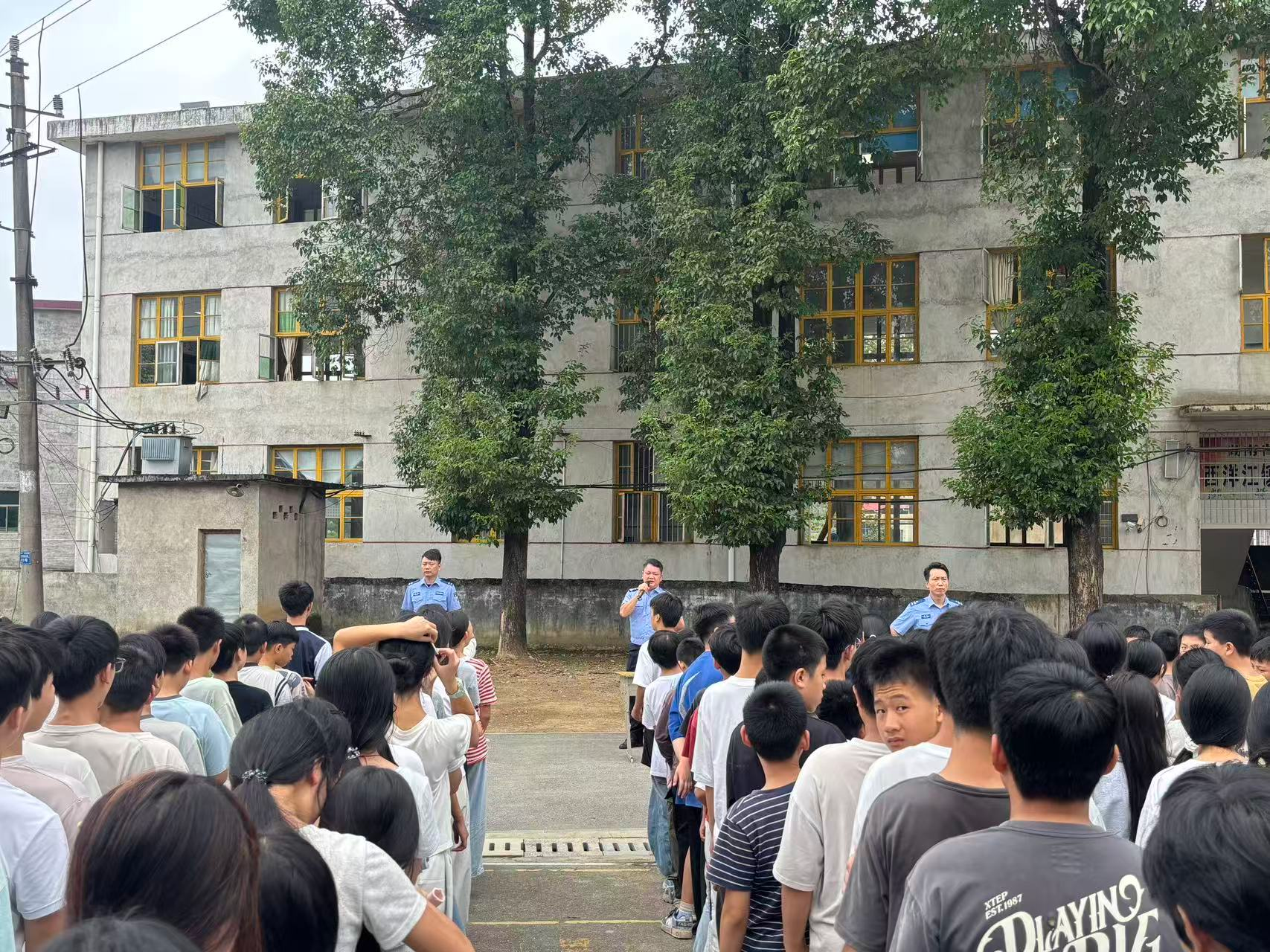 隆回县西洋江镇中心学校开展法治宣讲活动