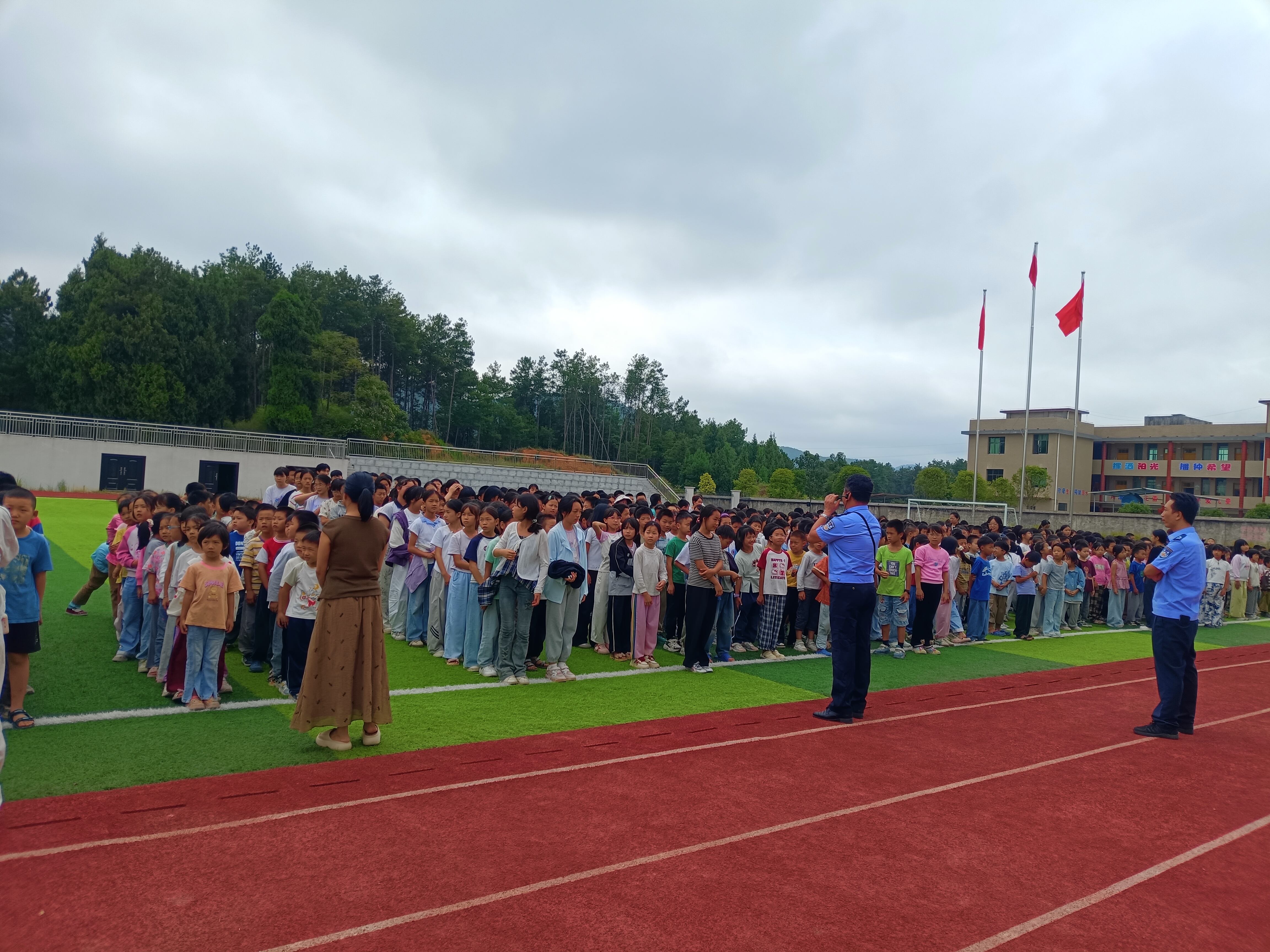 隆回县西洋江镇中心小学开展法治教育宣讲活动