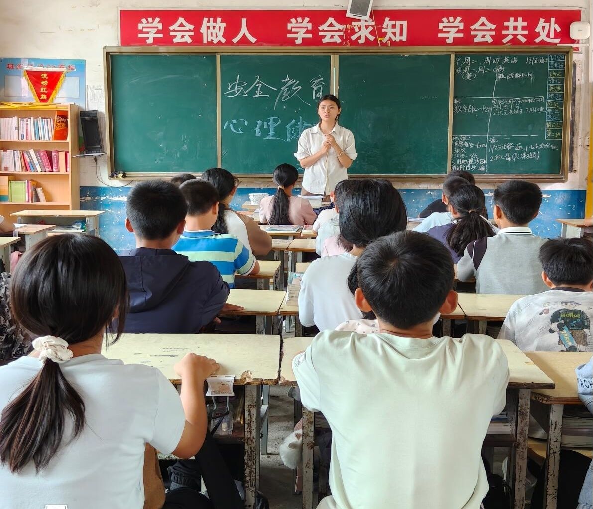 武冈市荆竹铺镇朱溪中学开展校园安全教育主题活动