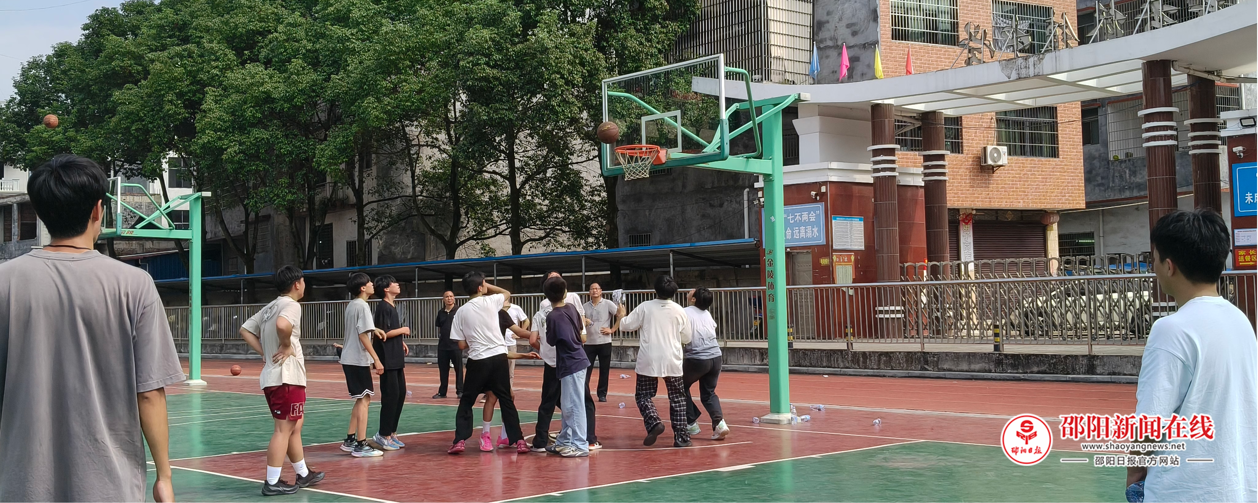 隆回县荷香桥镇中心学校与桐木桥9年义务制学校于2026年下期举行校际篮球友谊赛