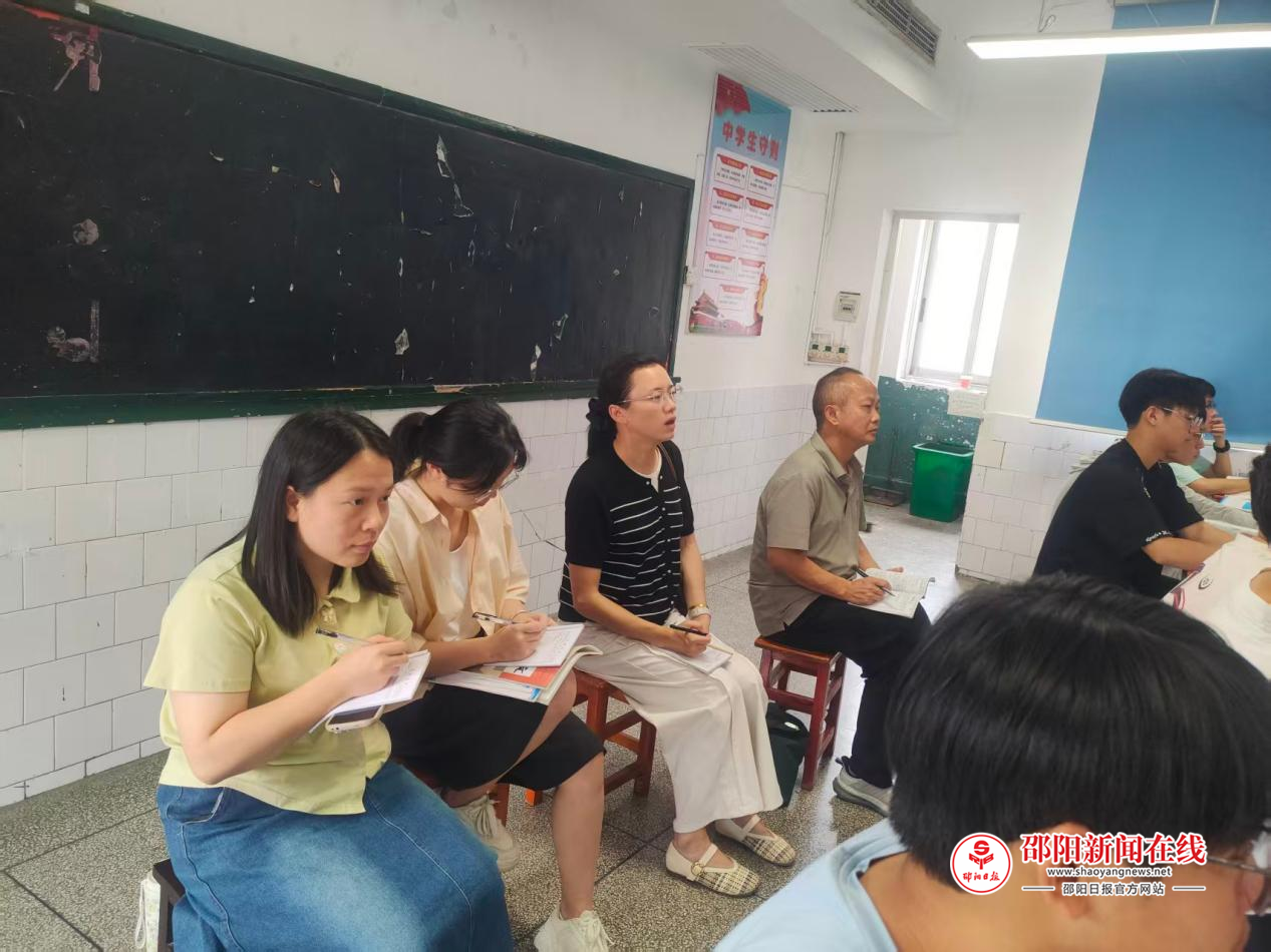 ​隆回县教育局副局长廖敦平率教研室专家调研隆回一中高二课堂教学