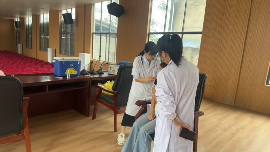 隆回县周旺镇中心学校开展适龄女生免费接种二价HPV疫苗活动