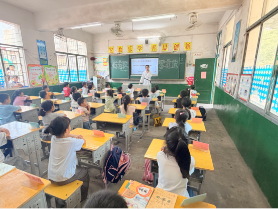邵东市廉桥镇第二完全小学召开一年级家长会