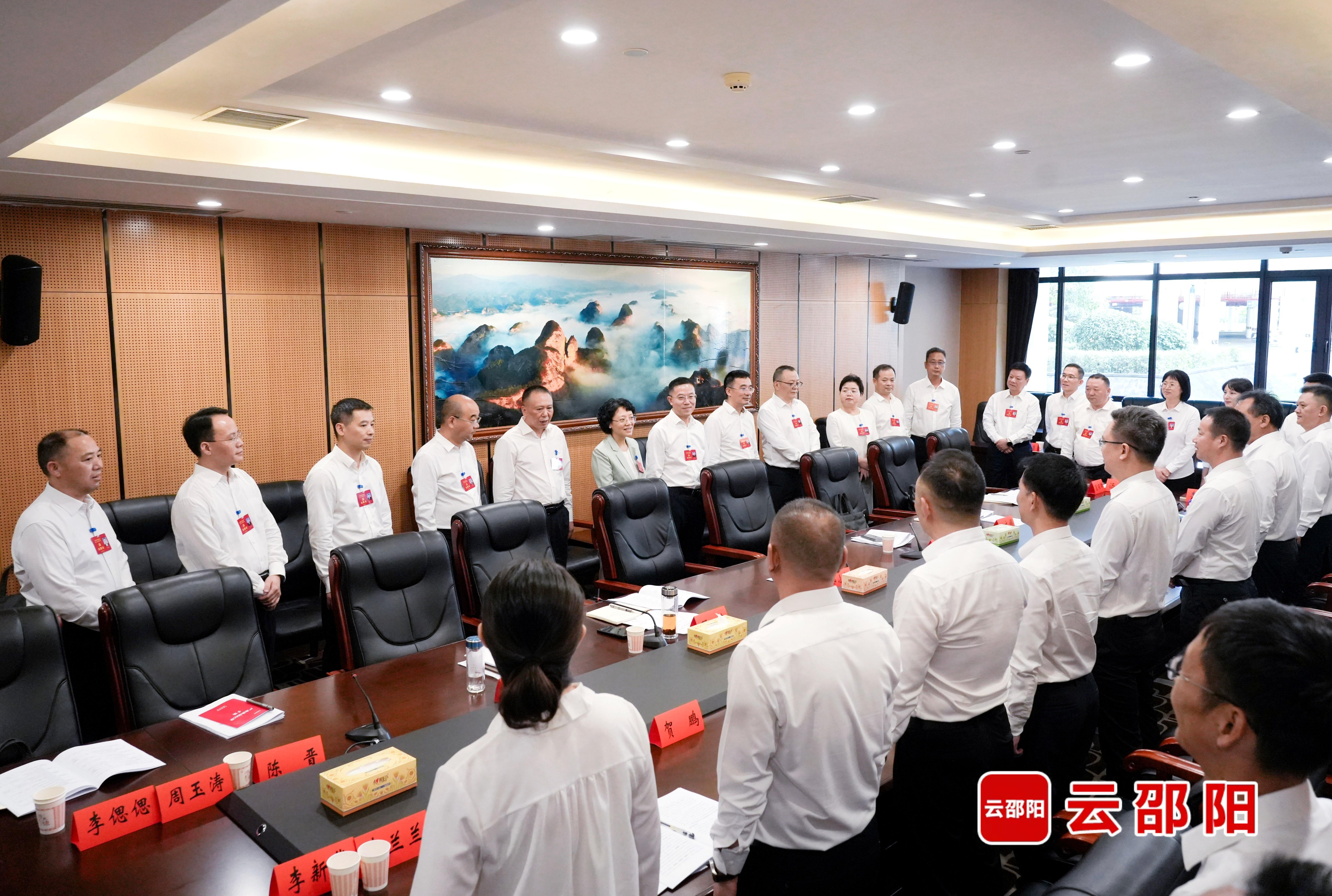 程蓓龚红果看望出席市第十三次党代会代表