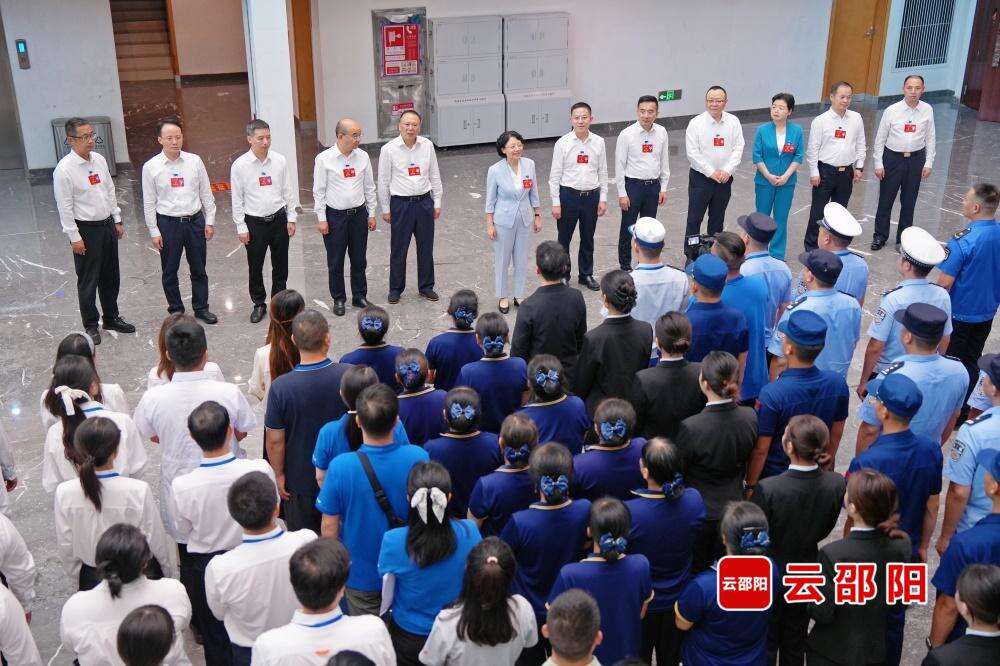 程蓓、龚红果看望慰问市第十三次党代会工作人员