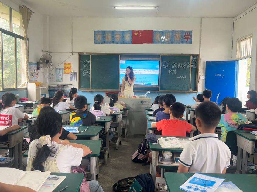 隆回县周旺镇中心小学开展国庆安全教育主题班会