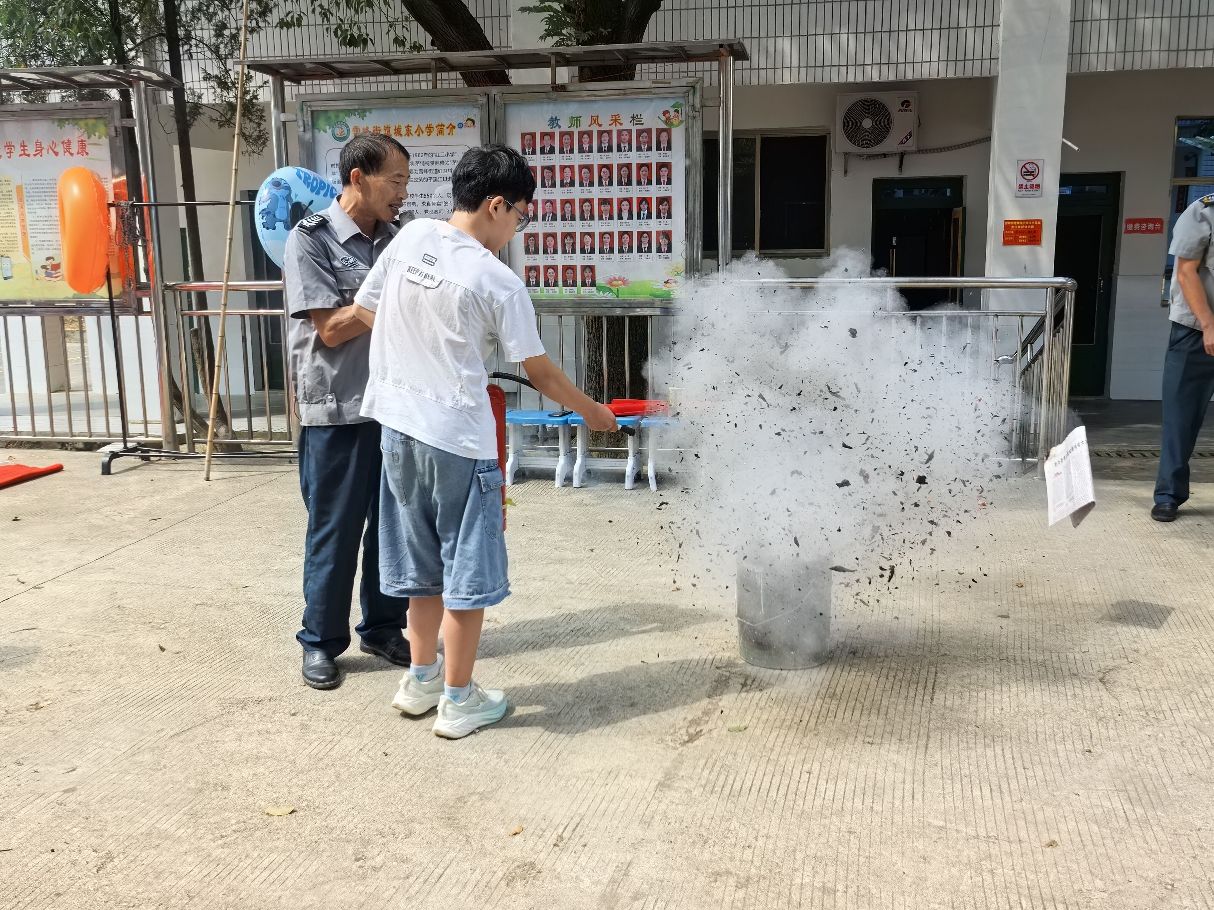 洞口县雪峰街道城东小学开展消防安全应急演练活动