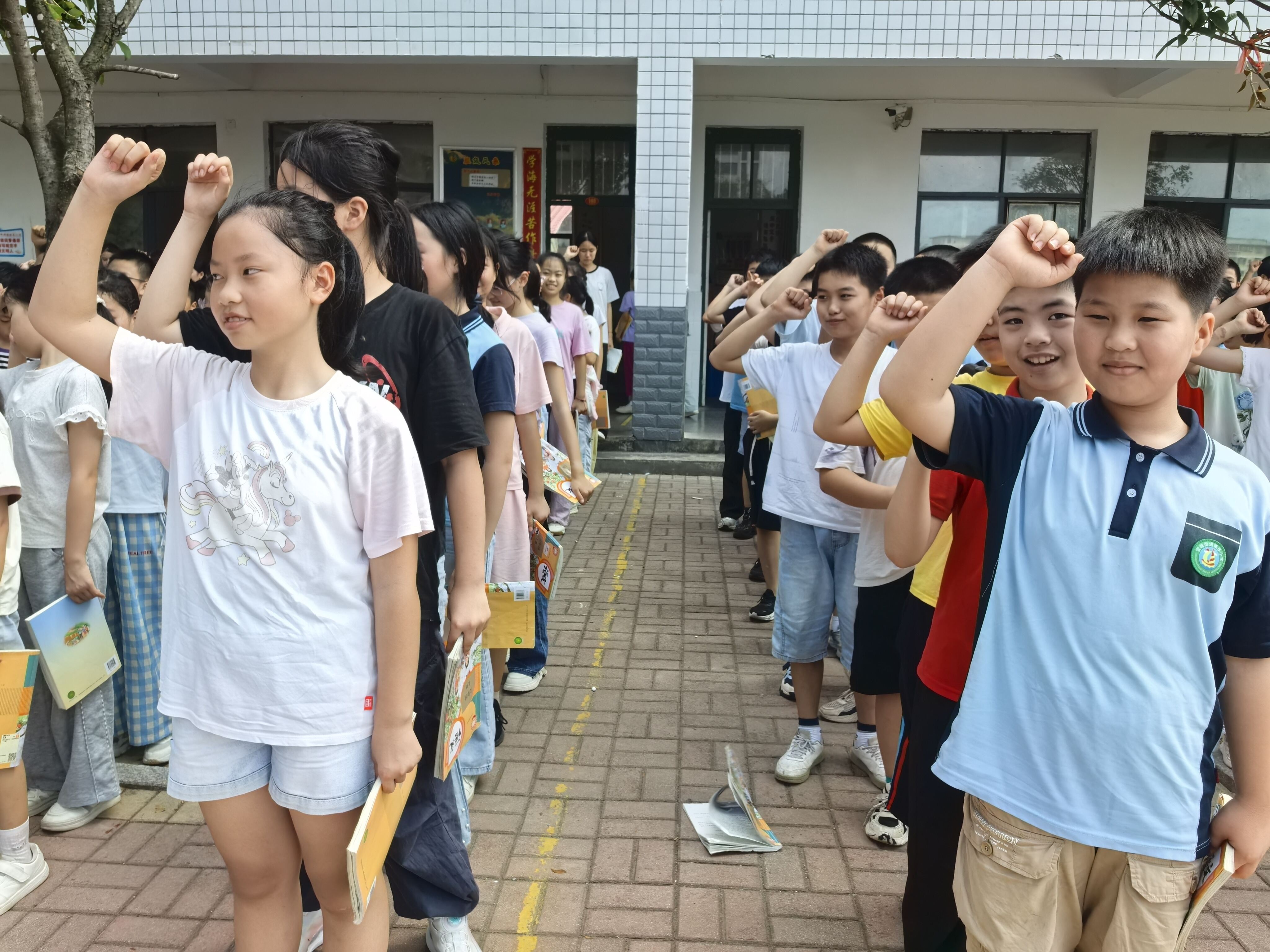 洞口县雪峰街道城东小学开展防溺水宣誓暨签名活动