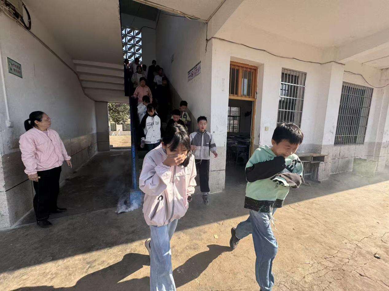 武冈市迎春亭头堂九年制学校开展消防应急疏散演练活动