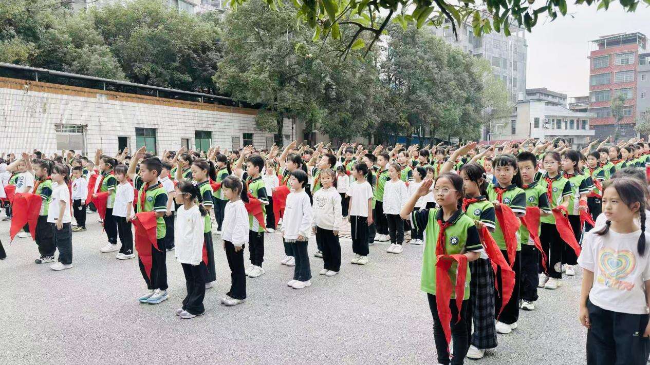 洞口县文昌街道第一小学举行一年级新队员入队仪式