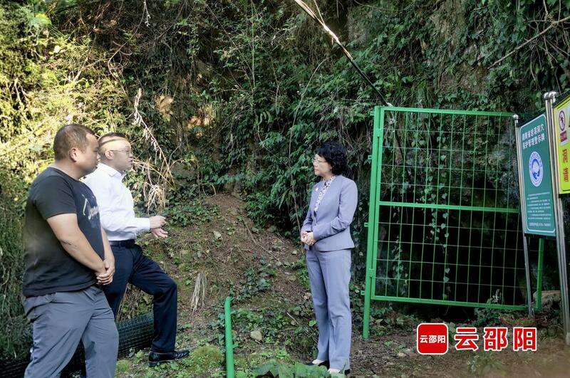 程蓓在城步暗访督导溶洞天坑山谷污染问题排查整治工作