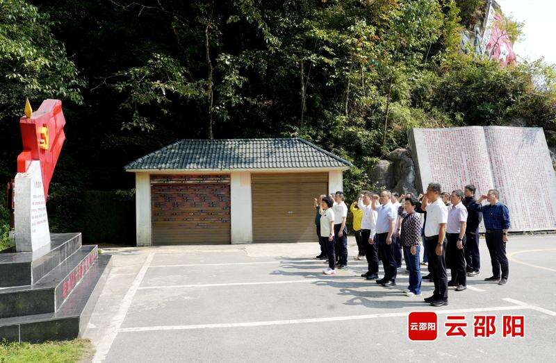 十三届市委理论学习中心组开展第一次集体学习 以实干实绩奋力走好新时代长征路
