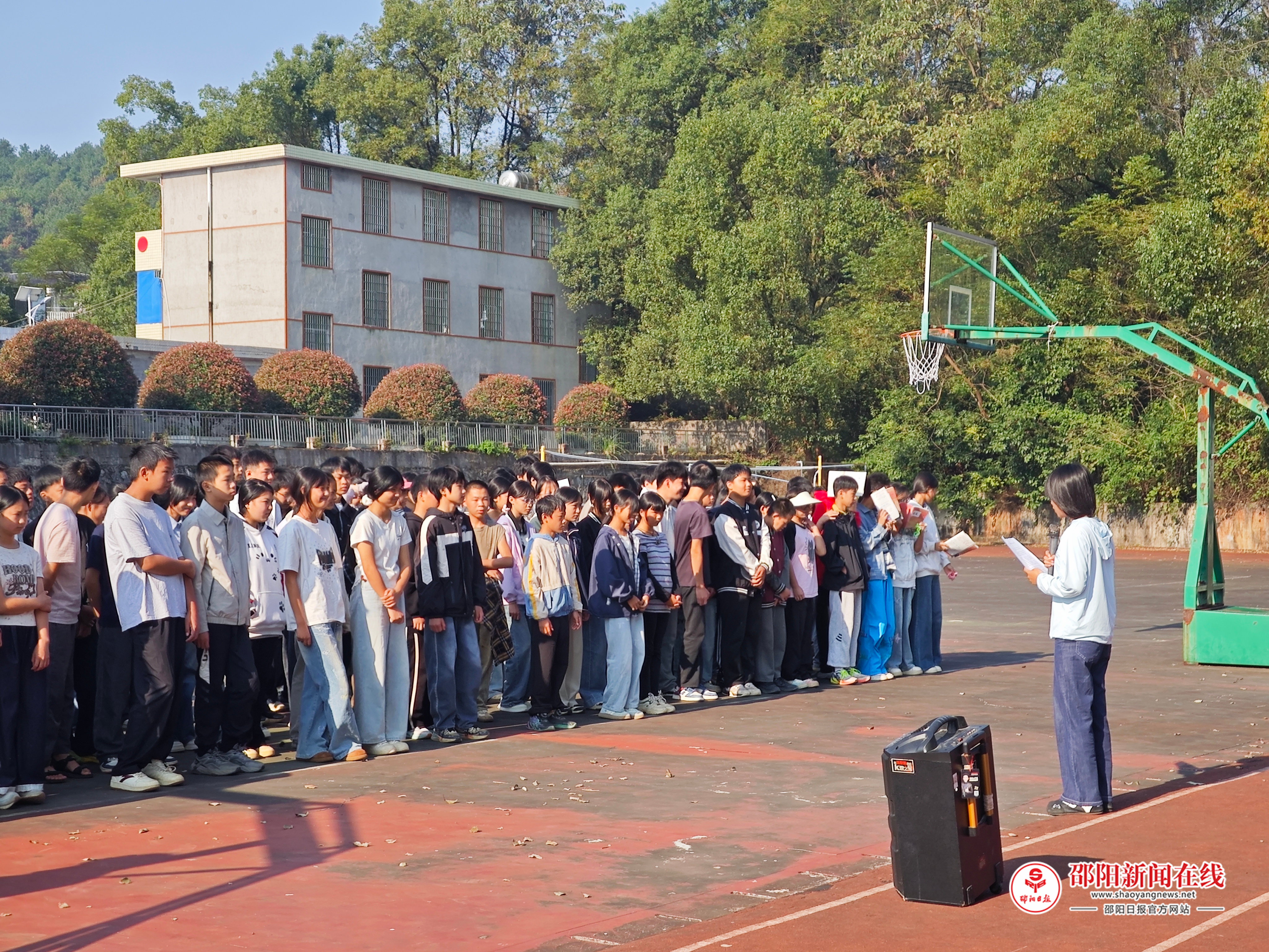 ​武冈市龙从中学举行主题国旗下讲话活动