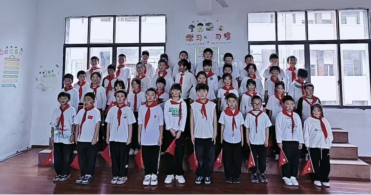 隆回县六都寨镇中心小学开展班级红歌比赛活动