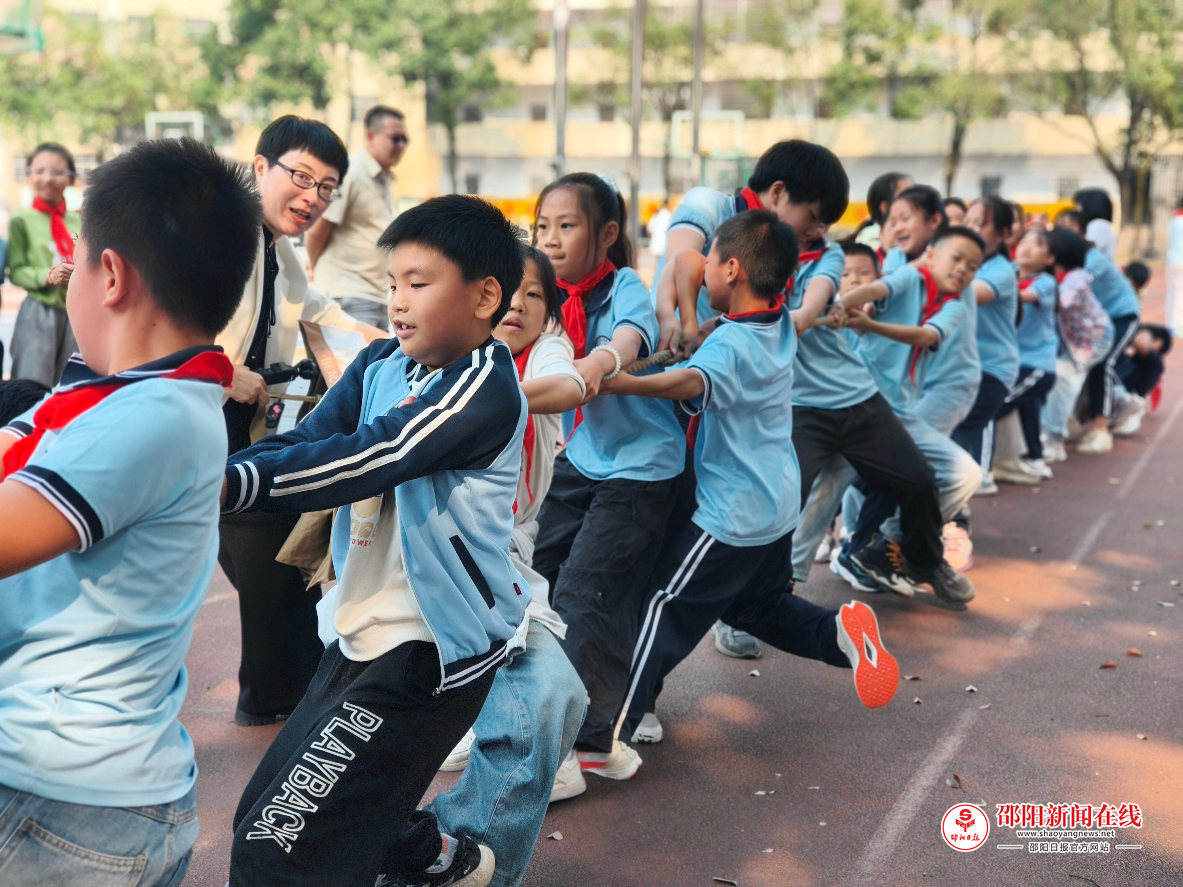 武冈市第二实验小学开展“高举队旗跟党走，少年接力新长征”主题建队活动