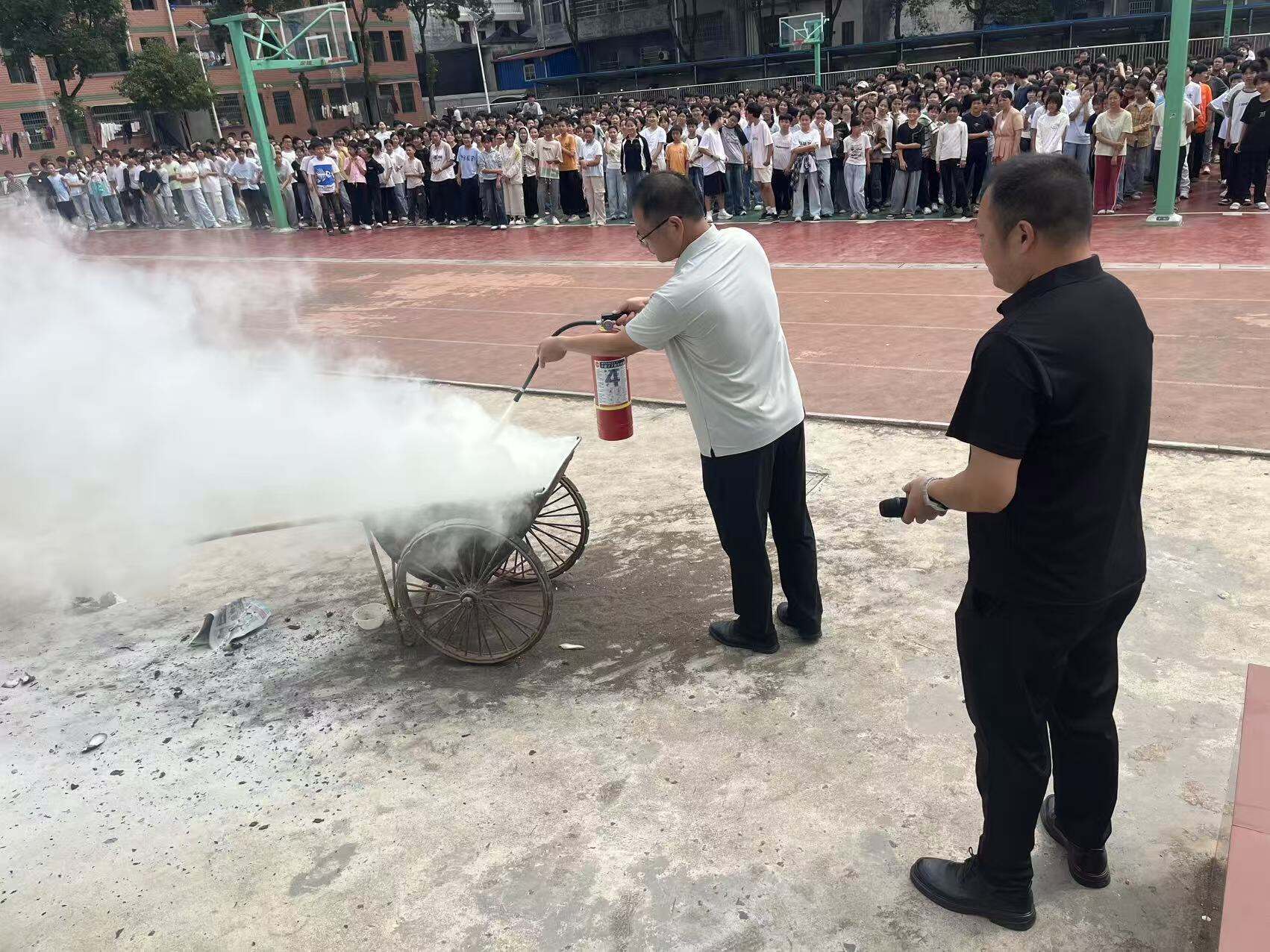 隆回县荷香桥镇中心学校开展消防疏散暨灭火器实操演练活动