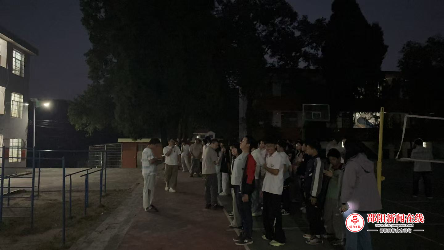 武冈市秦桥镇中学开展夜间消防应急疏散演练