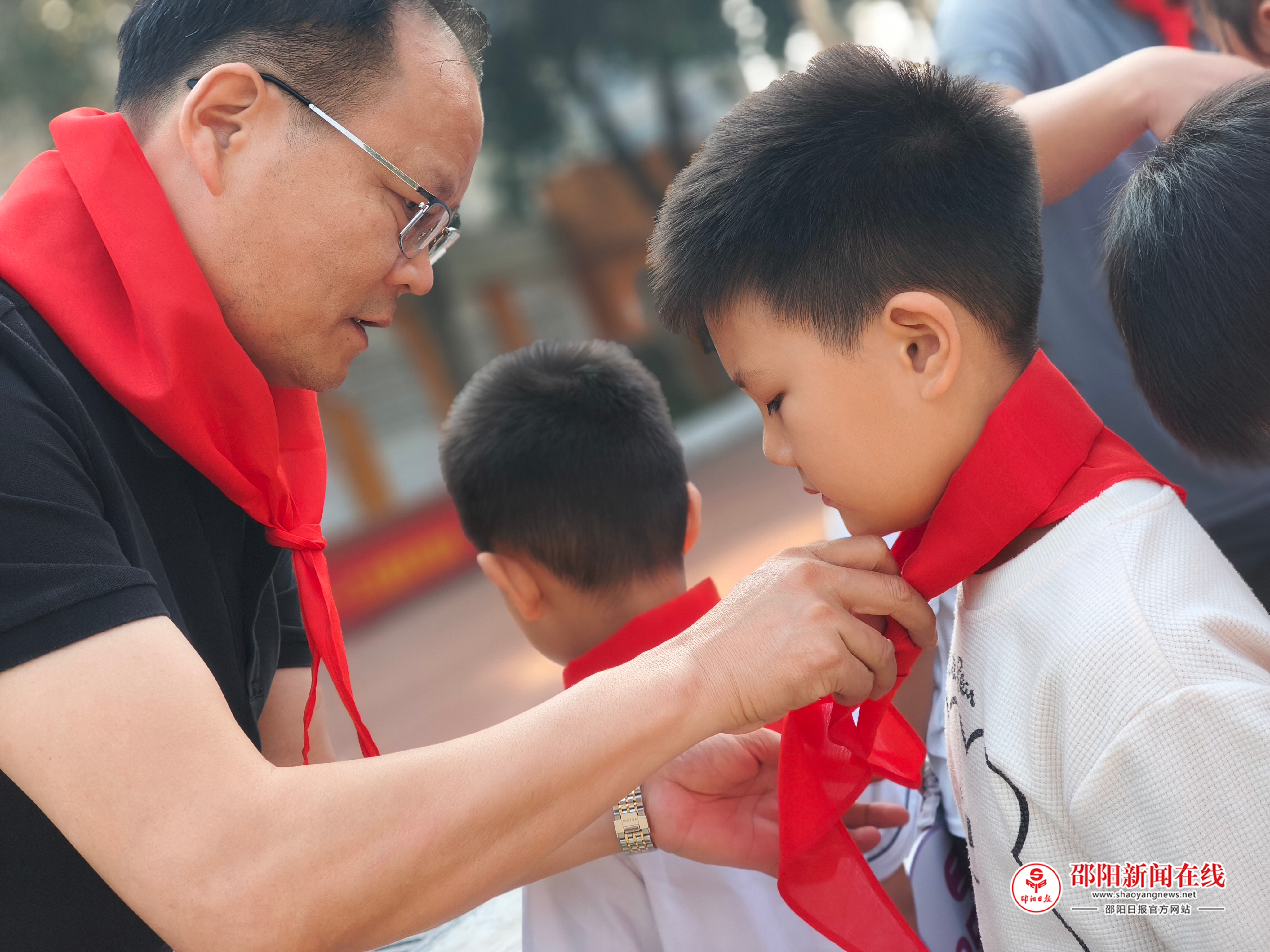 武冈市第二实验小学开展“高举队旗跟党走，少年接力新长征”主题建队活动