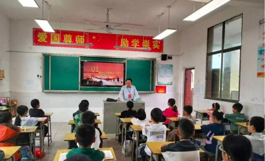 隆回县桐木桥学校开展红色大思政宣讲活动