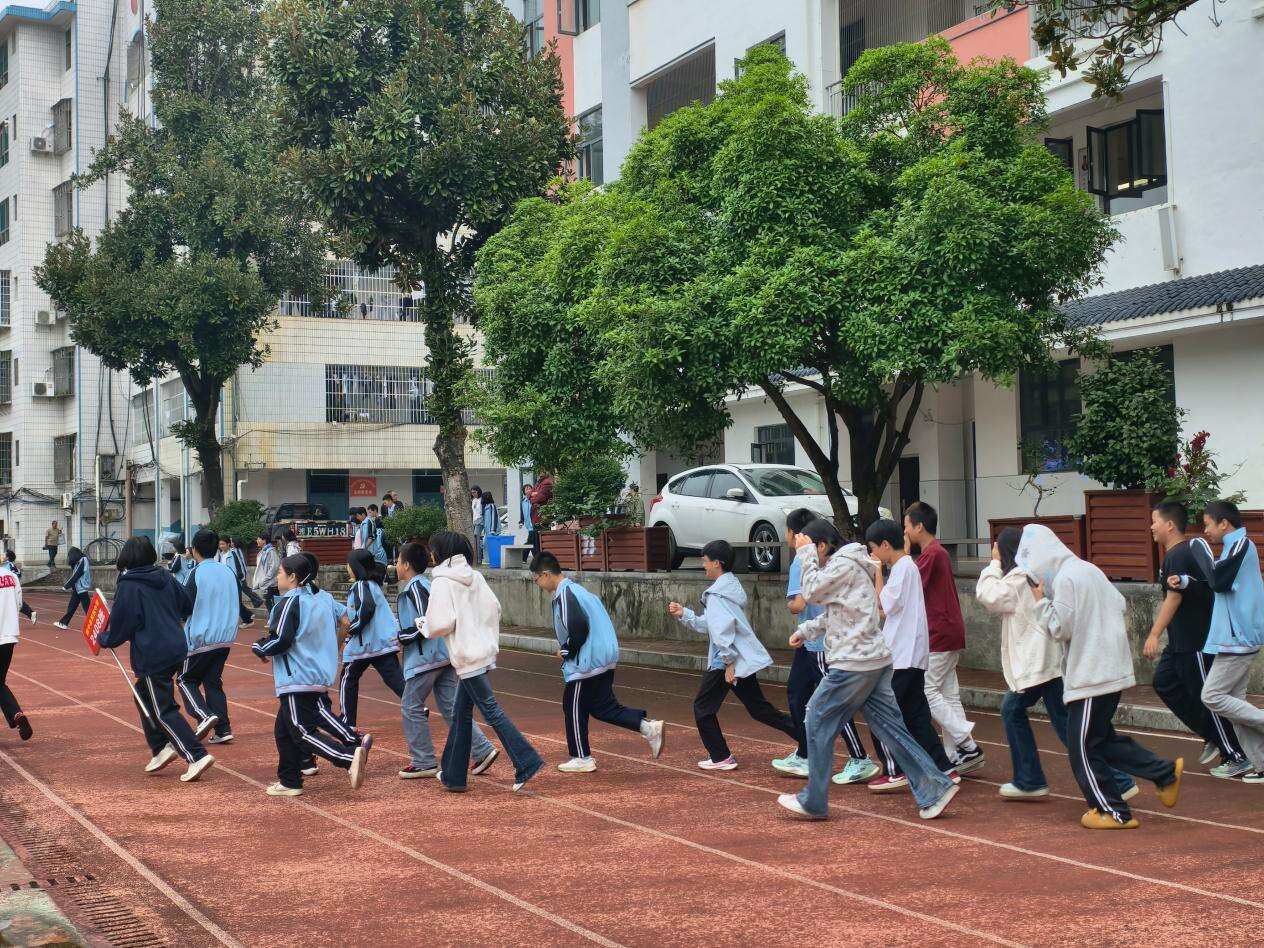 绥宁县民族中学开展避震、消防疏散演练活动