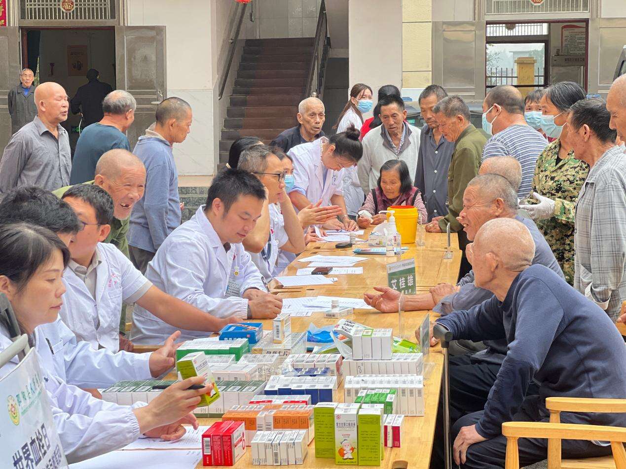 邵阳县人民医院公益义诊走进五峰铺敬老院