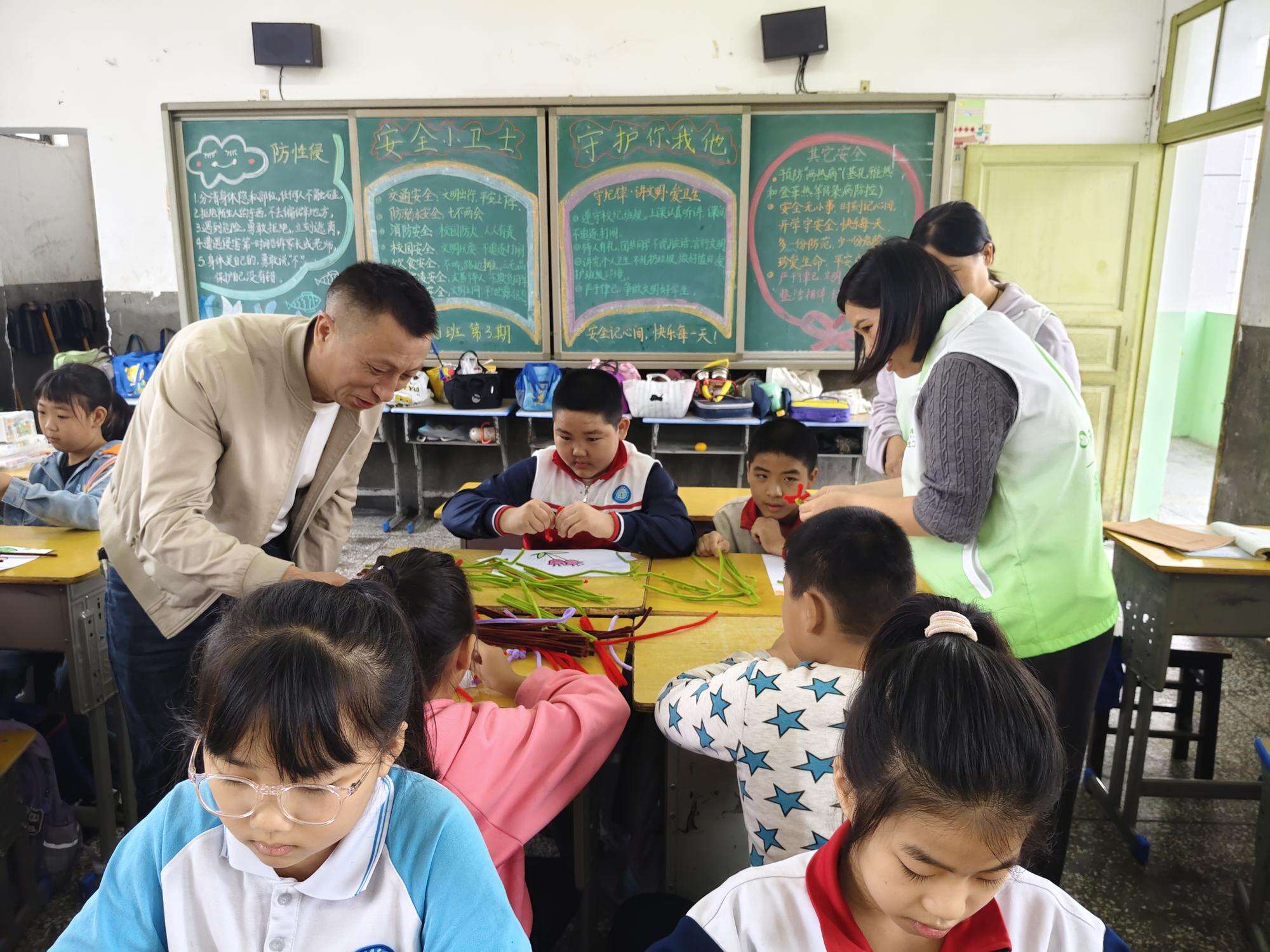 关爱留守儿童 洞口县民政社工走进山门镇中心小学